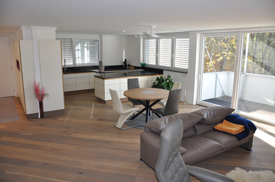 Wohnbereich und Küche mit Holzparkett