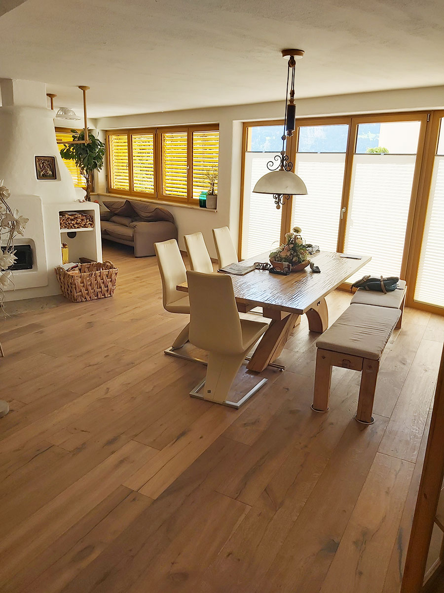 Esszimmer mit Holzparkett