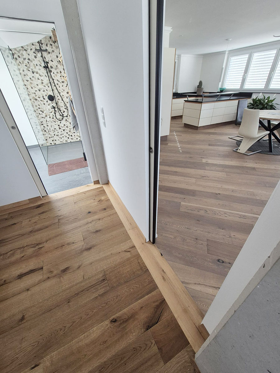 Hochwertiger Holzparkett im Flur und Wohnbereich